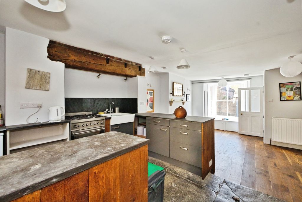 Property photo 3 of 18 Kitchen