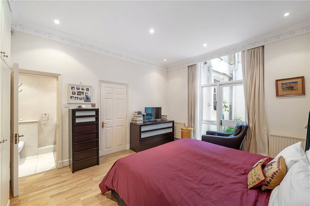 Property photo 3 of 12 Principal Bedroom