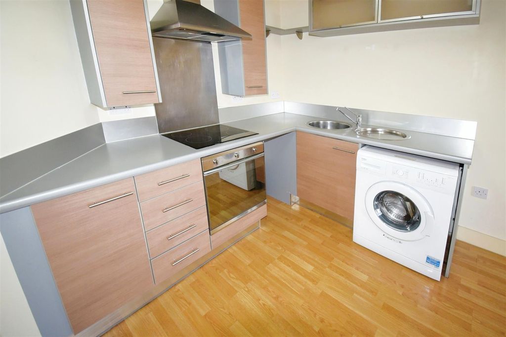 Property photo 3 of 9 Living Kitchen