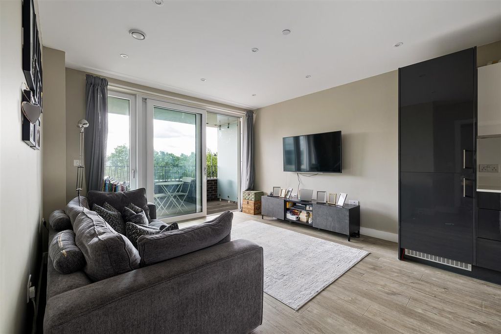 Property photo 2 of 21 Beck Square, E10