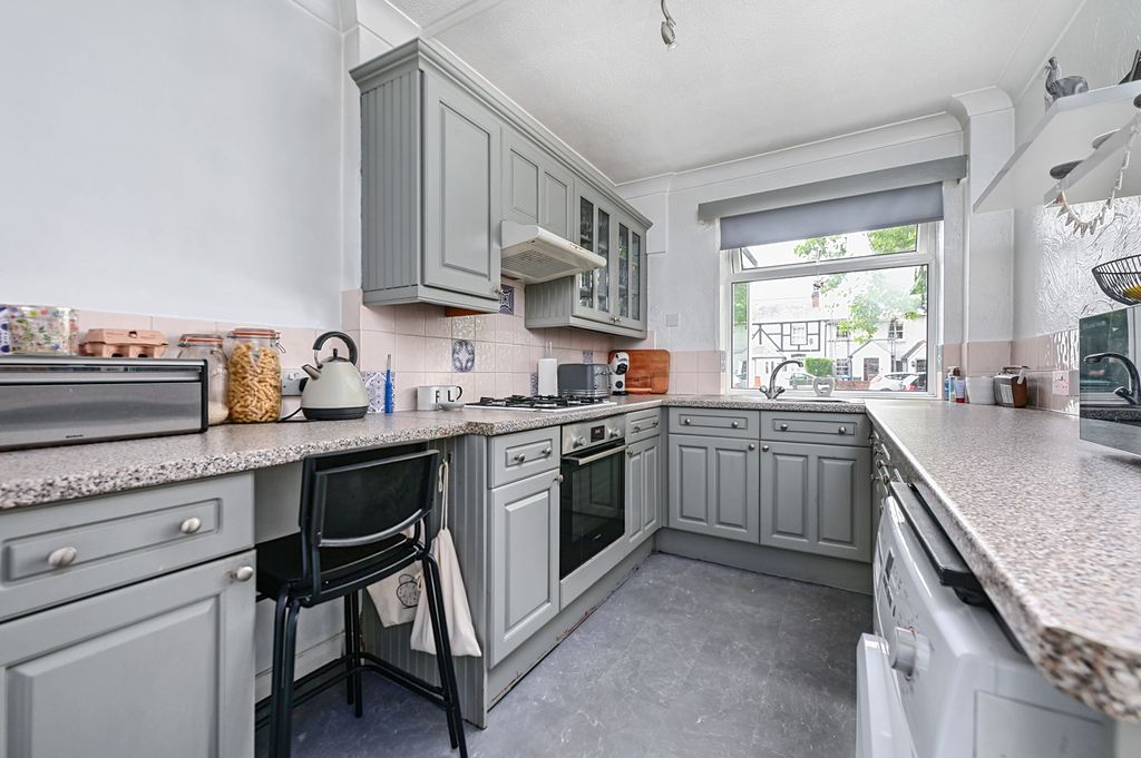 Property photo 3 of 8 Kitchen