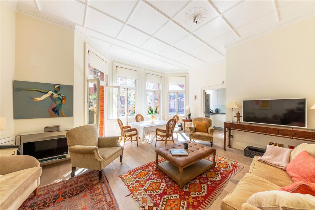 Property photo 1 of 7 18 Egerton Gardens 2969 Rec1.Jpg