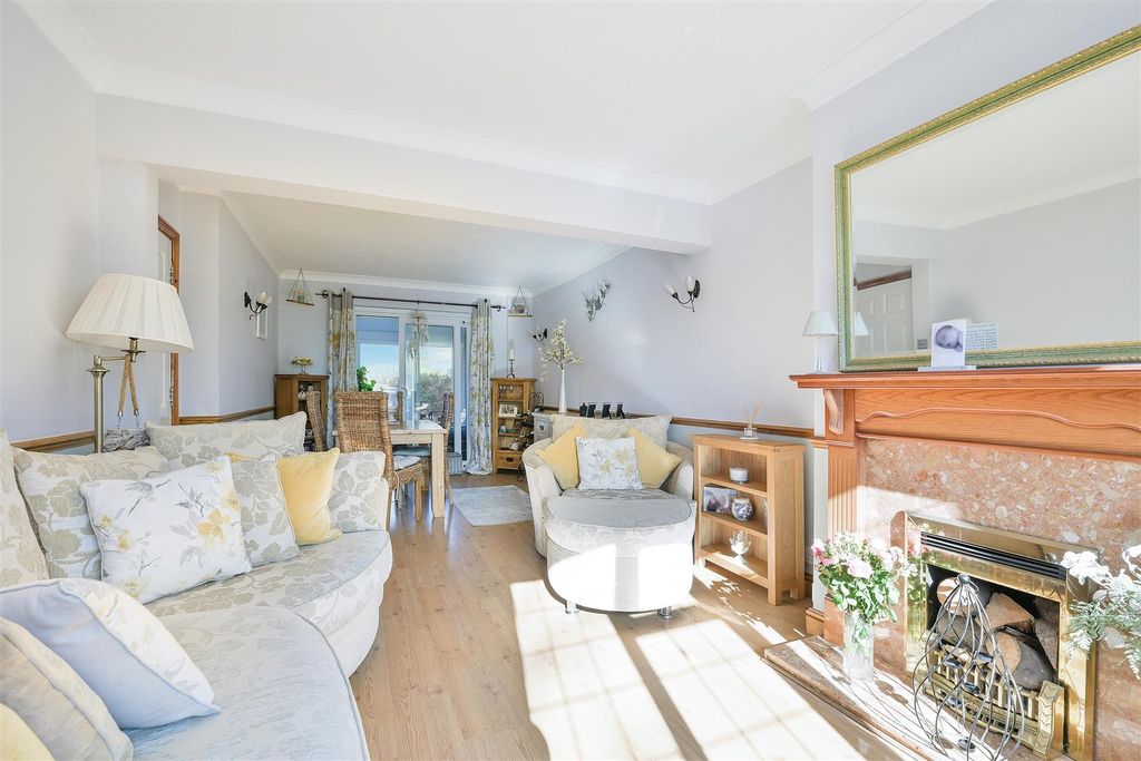 Property photo 3 of 23 Chipstead Way, 196- (3).Jpg
