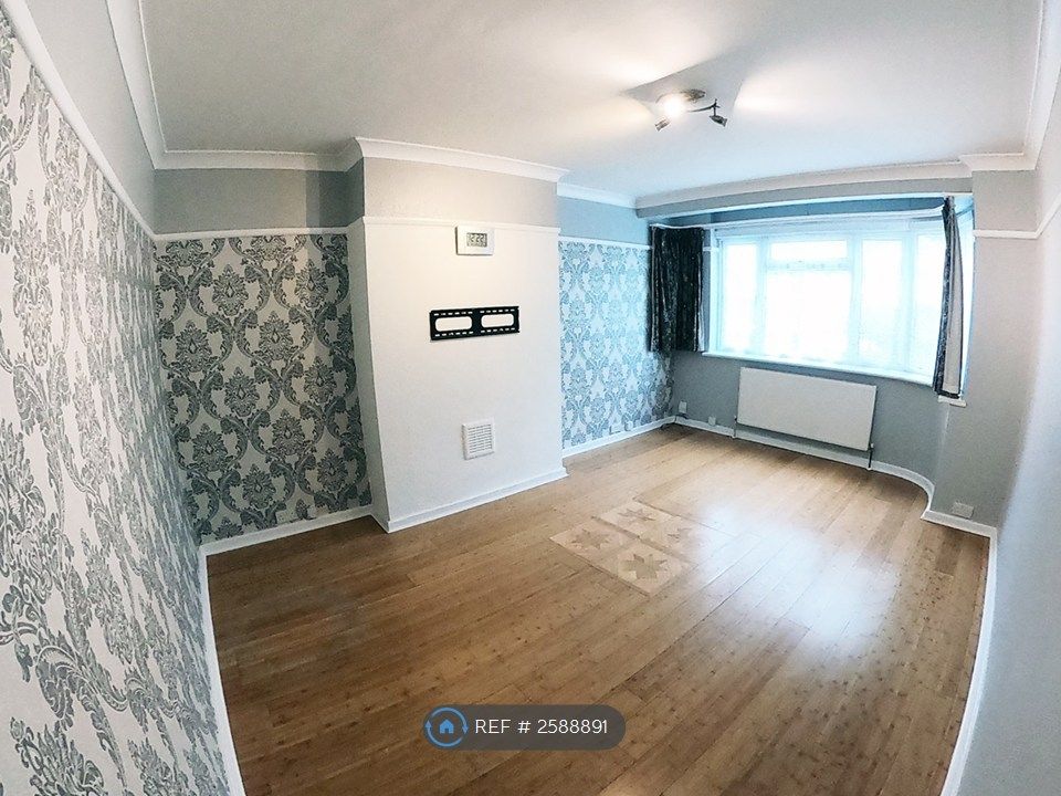Property photo 1 of 18 Living Room