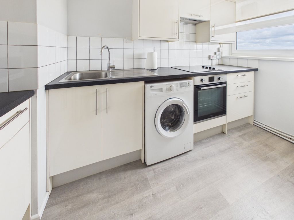 Property photo 3 of 6 Kitchen