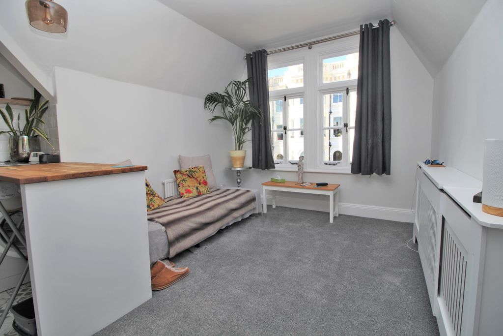 Property photo 3 of 12 9