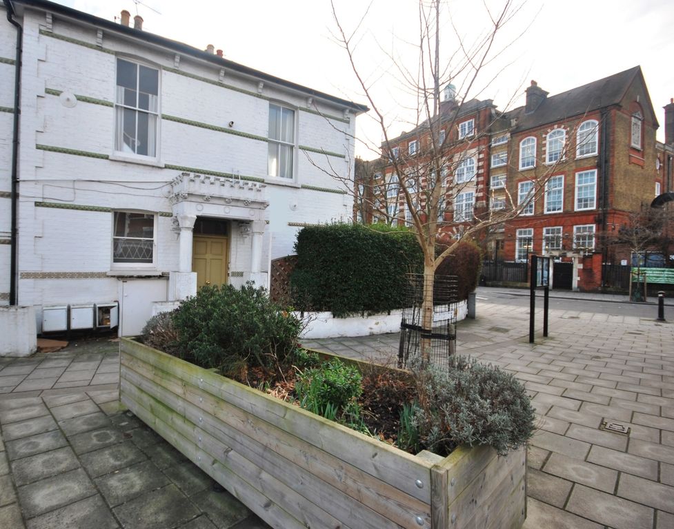 Property photo 1 of 9 Grove Vale