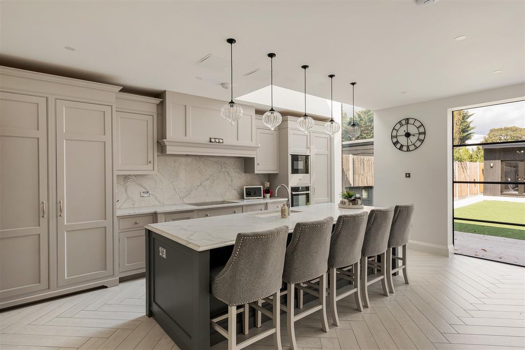 Property photo 3 of 59 Inglehurst Gardens, Ig4