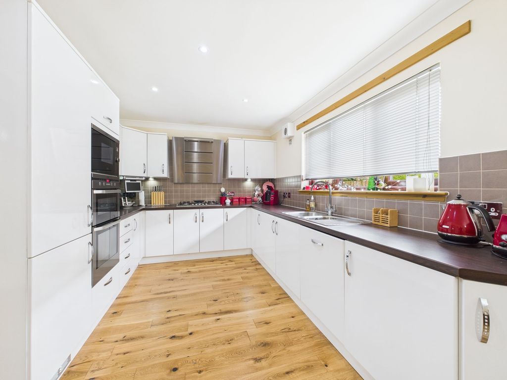 Property photo 3 of 19 Kitchen