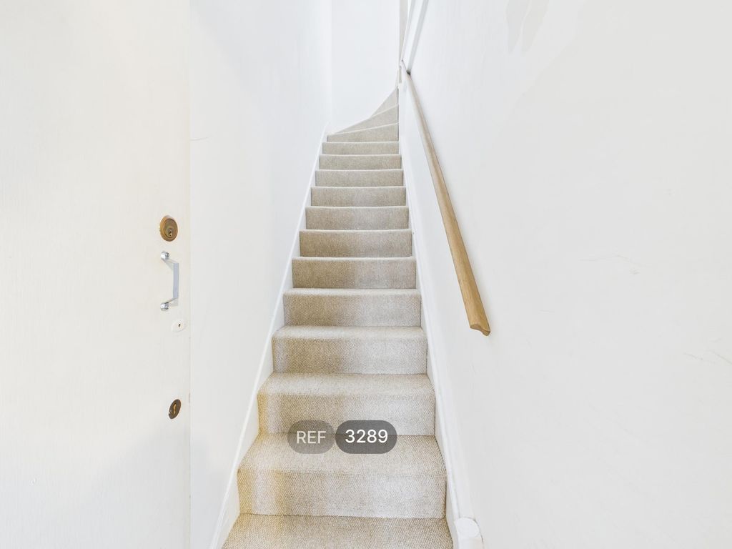 Property photo 2 of 11 Hallway