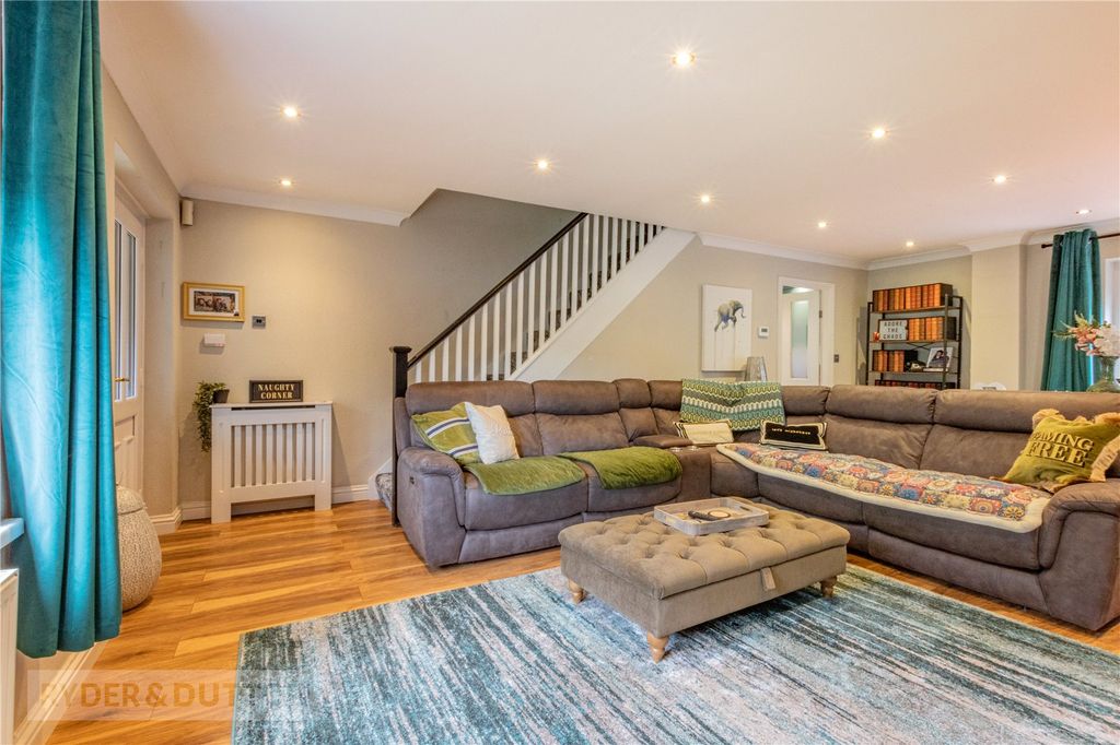 Property photo 3 of 22 Lounge