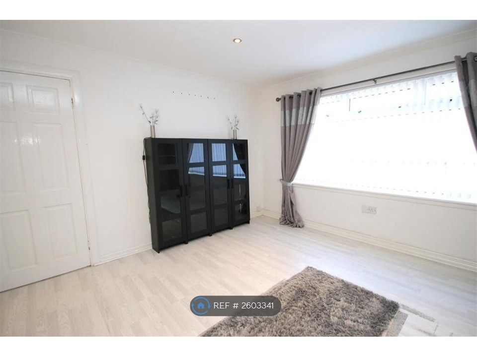 Property photo 3 of 10 Living Room