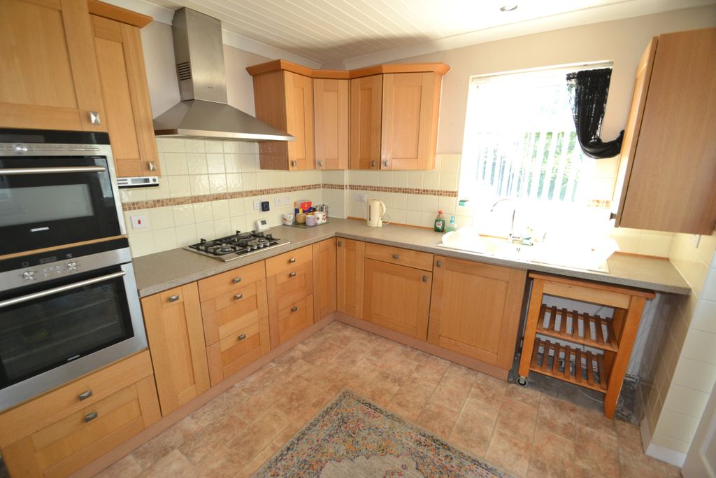Property photo 3 of 21 Kitchen