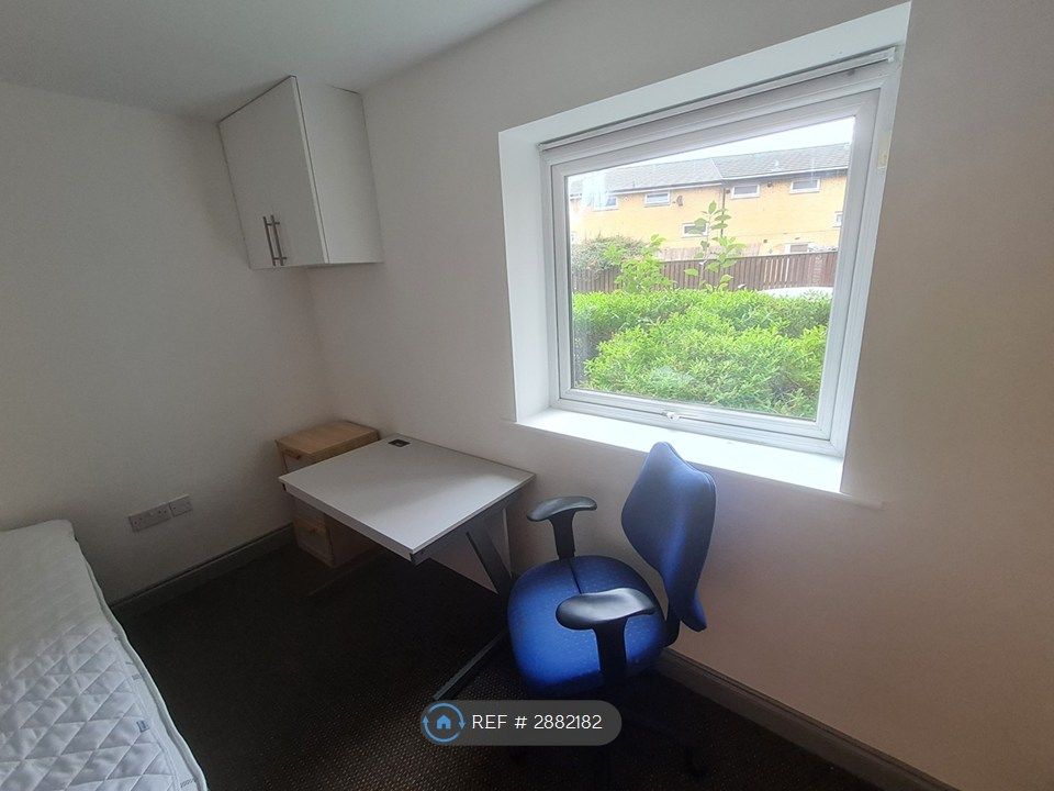 Property photo 3 of 7 Room (Bedside/Desk/Chair)