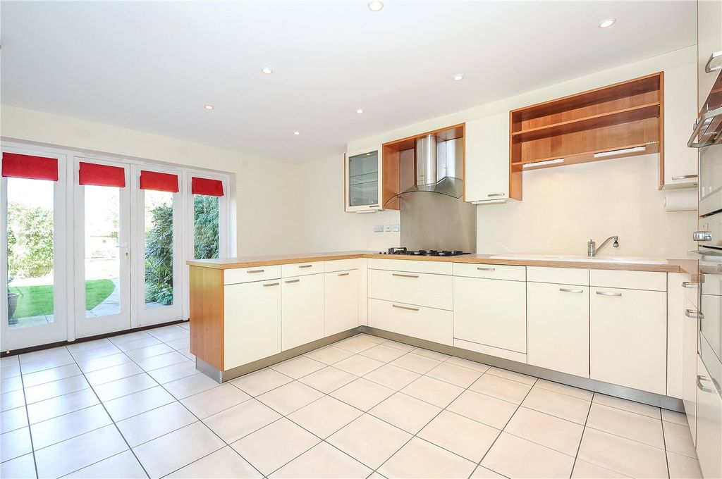 Property photo 2 of 11 Kitchen