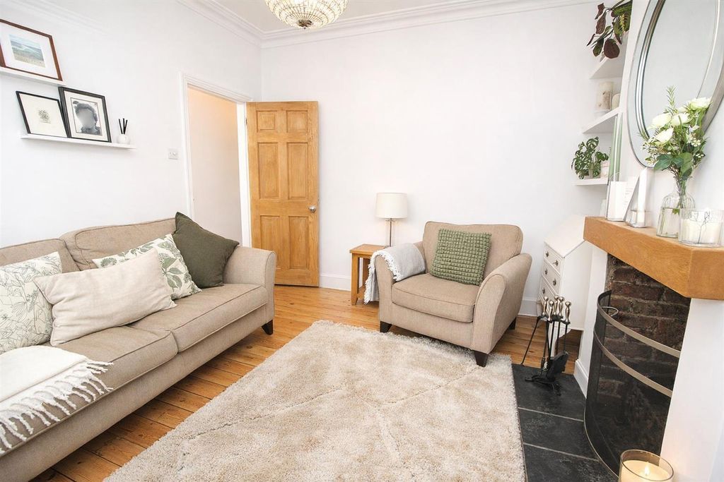 Property photo 3 of 19 Lounge B.Jpg