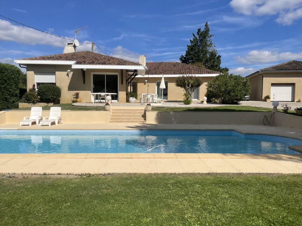 Property photo 1 of 30 Single-Storey Villa With Swimming Pool, Garage And Adjoining House In The Countryside
