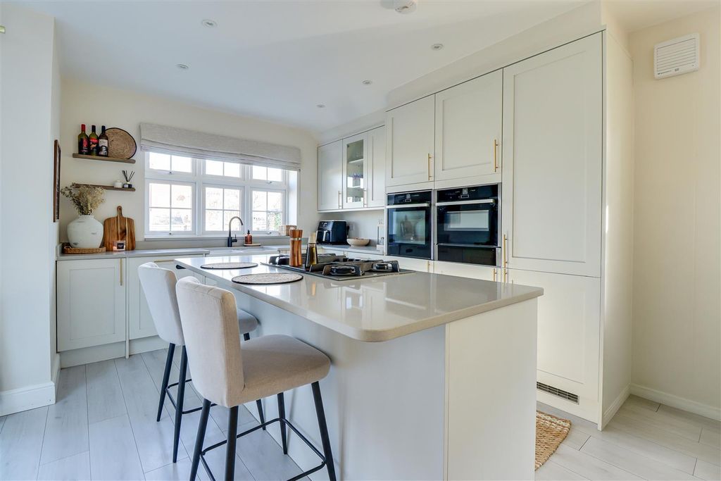 Property photo 3 of 28