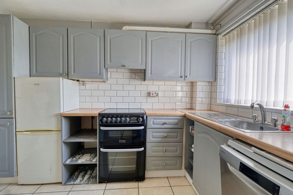 Property photo 3 of 12 Kitchen