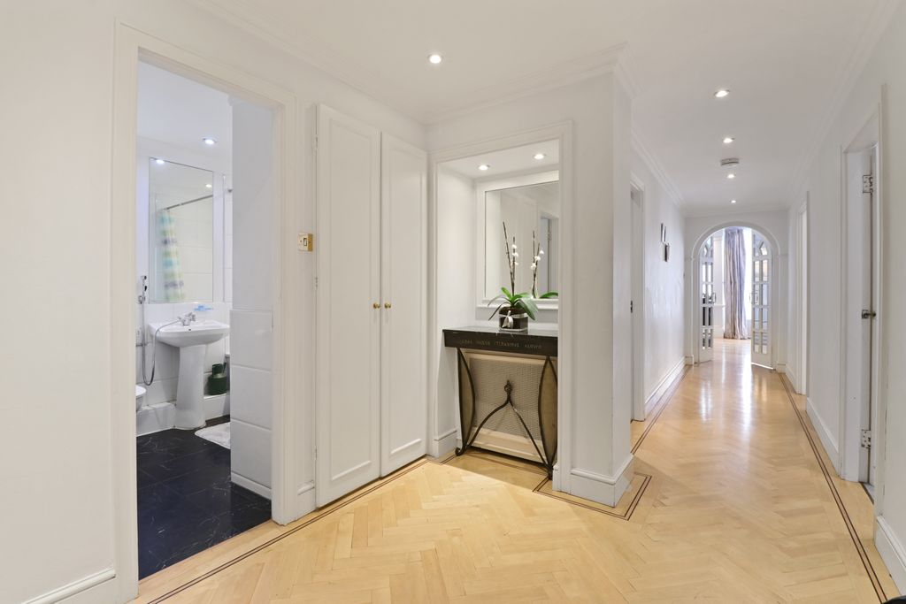Property photo 2 of 7 2 Entrance Hall