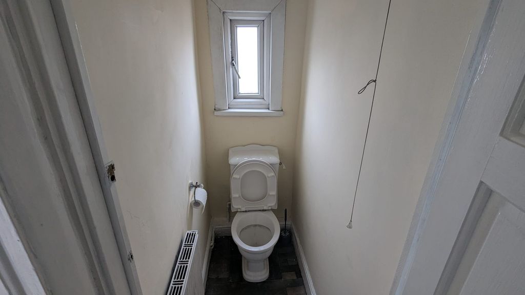 Property photo 3 of 7 W/c