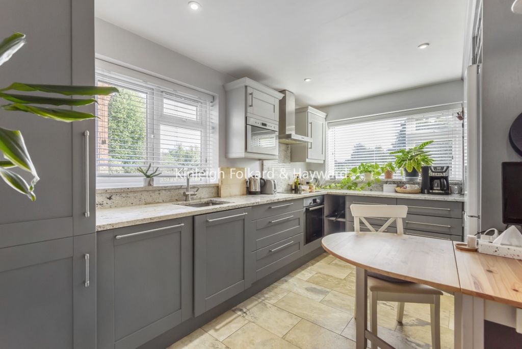 Property photo 1 of 6 3023B7A0-75B0-4E74-B