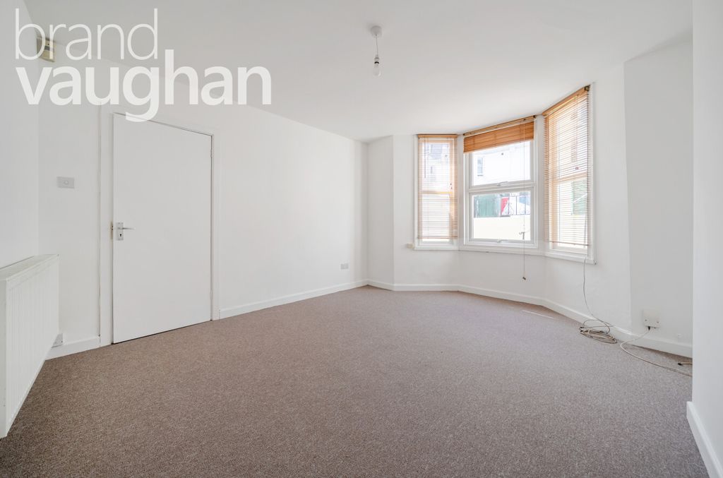 Property photo 1 of 8 Living Room