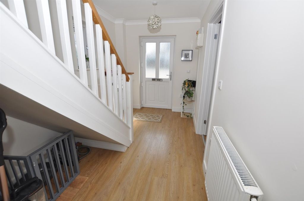 Property photo 3 of 17 Entrance Hall