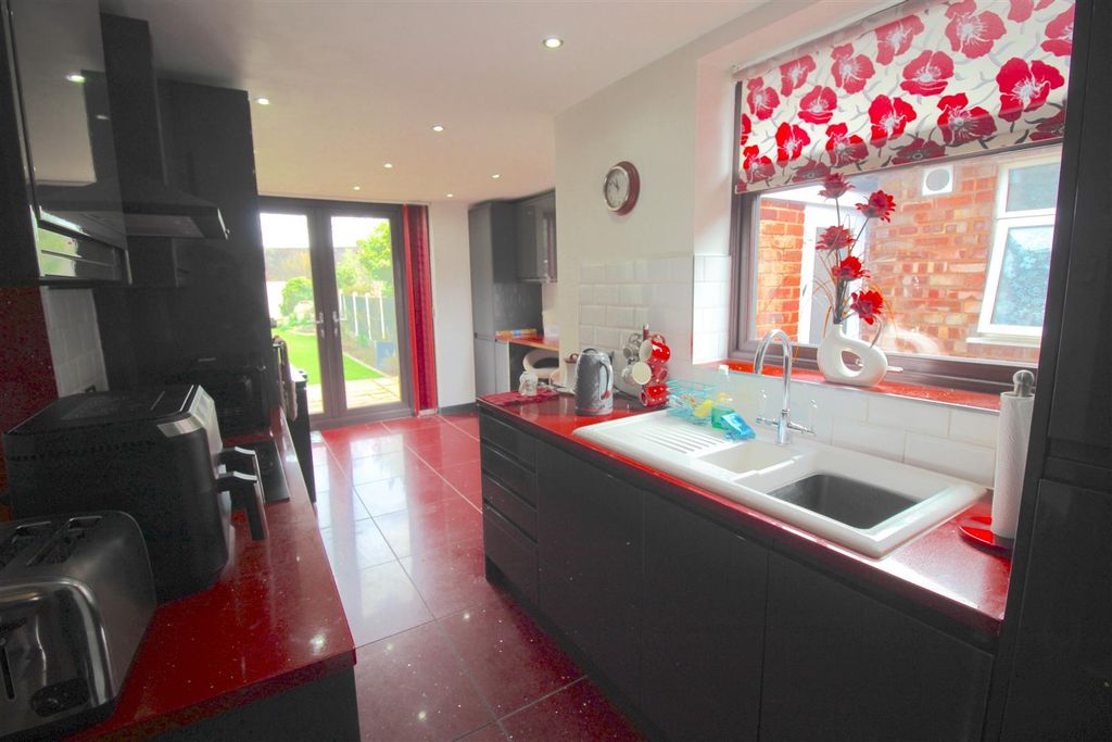 Property photo 2 of 14 Kitchen