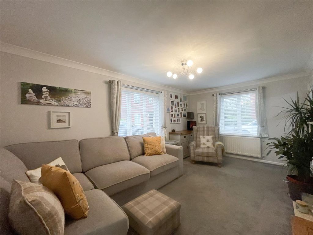 Property photo 3 of 19 Lounge