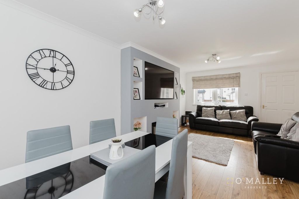 Property photo 3 of 16 Lounge