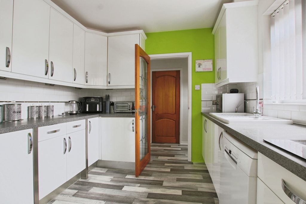 Property photo 3 of 17 4386895