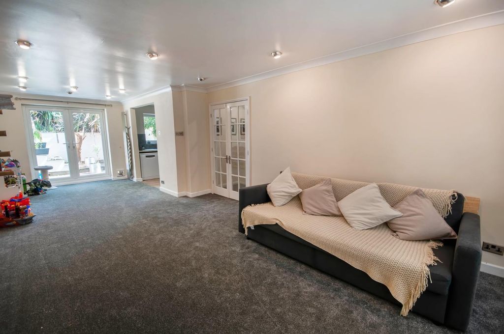 Property photo 3 of 21 Open Plan Lounge