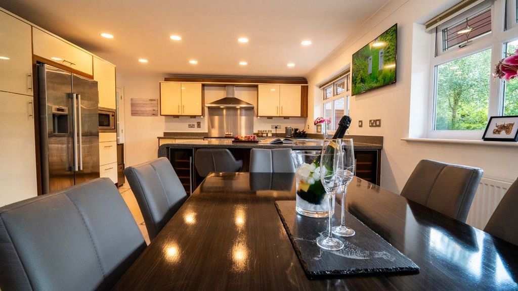 Property photo 3 of 39