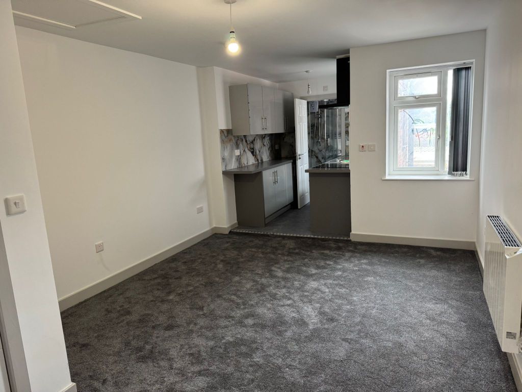 Property photo 2 of 7 Living / Kitchen