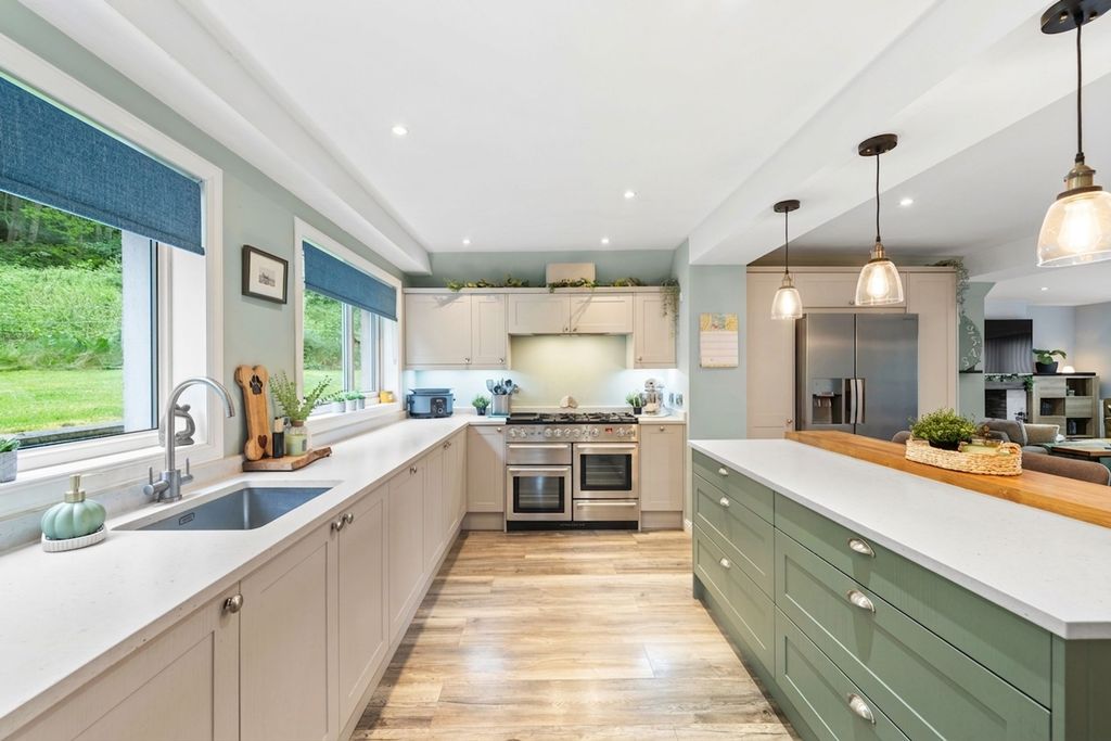 Property photo 3 of 41 Kitchen/Breakfasting Area