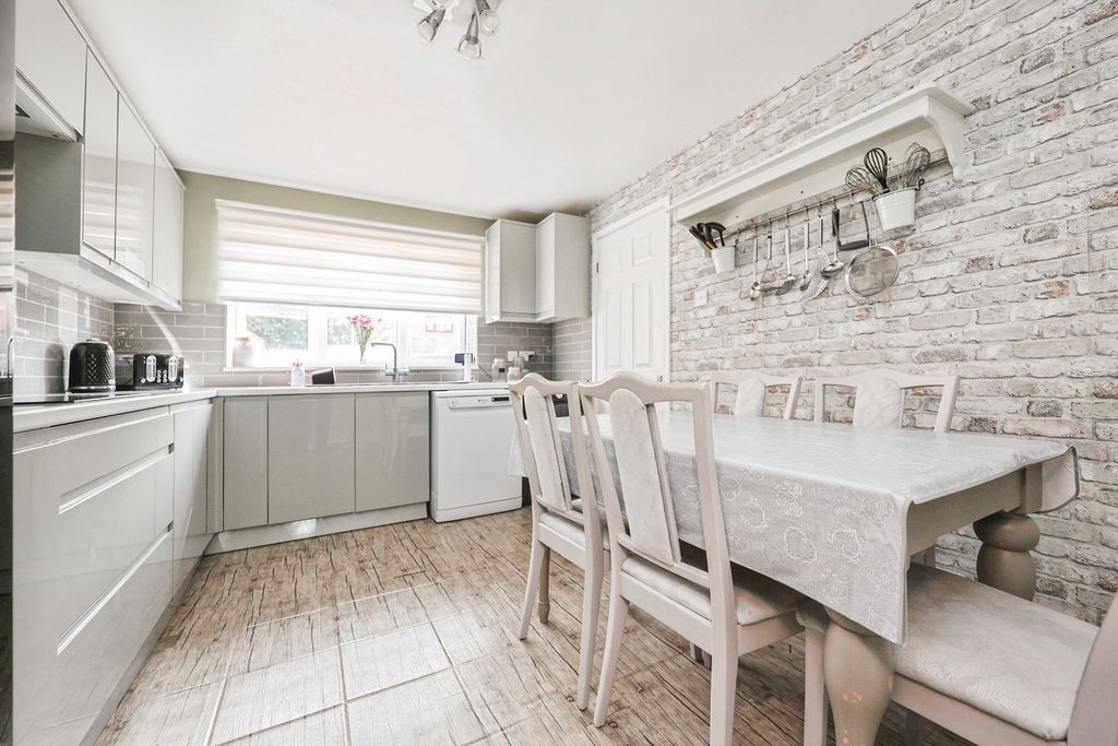 Property photo 2 of 16 5338421
