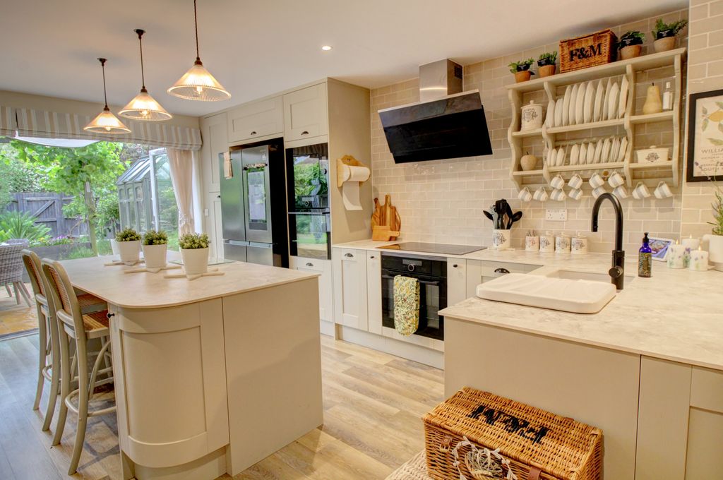 Property photo 3 of 19 Kitchen