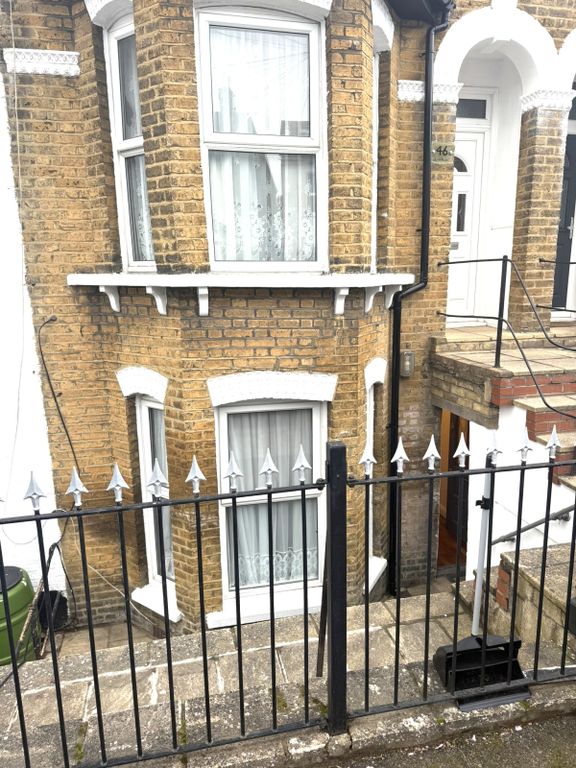 Property photo 1 of 7 Charming 1-Bedroom Basement Flat With Garden Near East Croydon Station