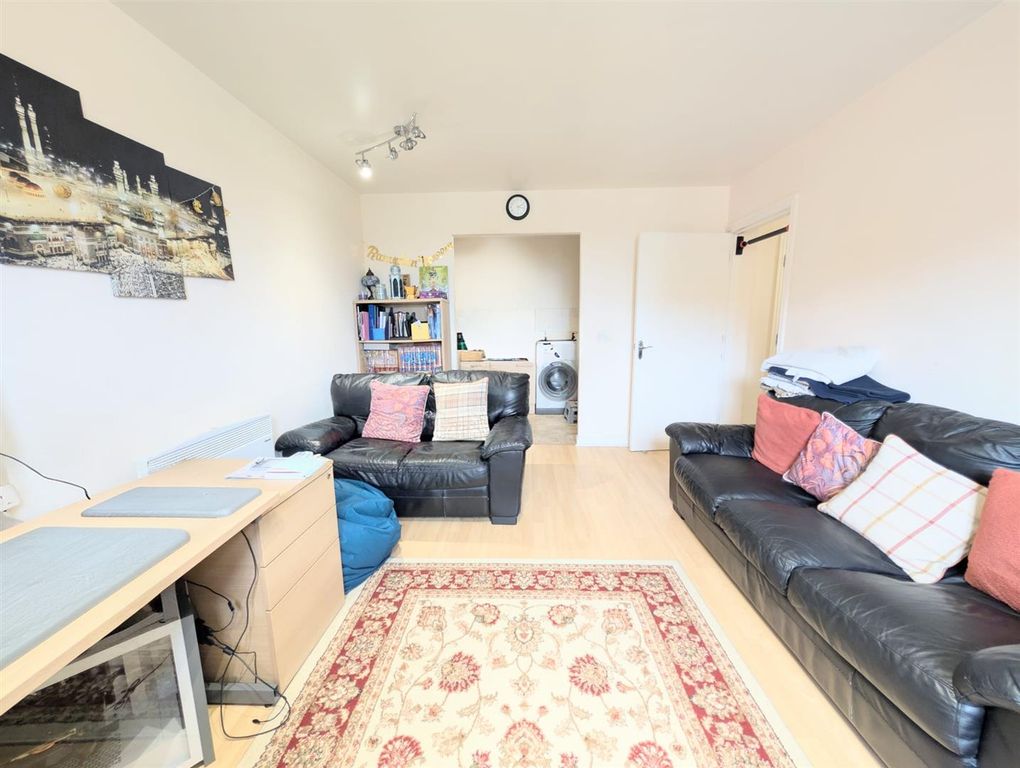 Property photo 2 of 8 Ae669062-d4B7-47c8-90d7-A5A72A38B9ce.Jpg