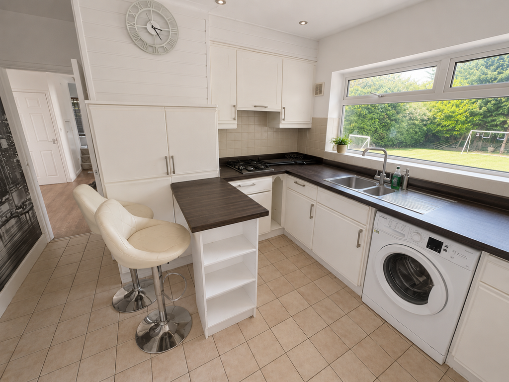 Property photo 3 of 10 Kitchen