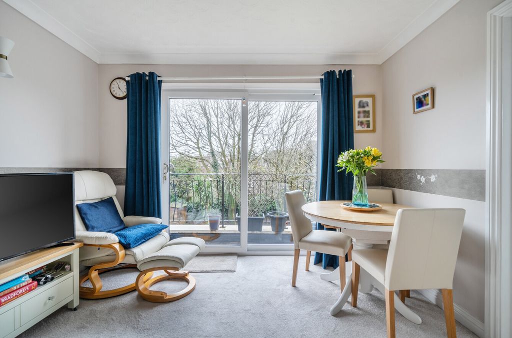 Property photo 2 of 19 2 - 1410028-9-6989F15...