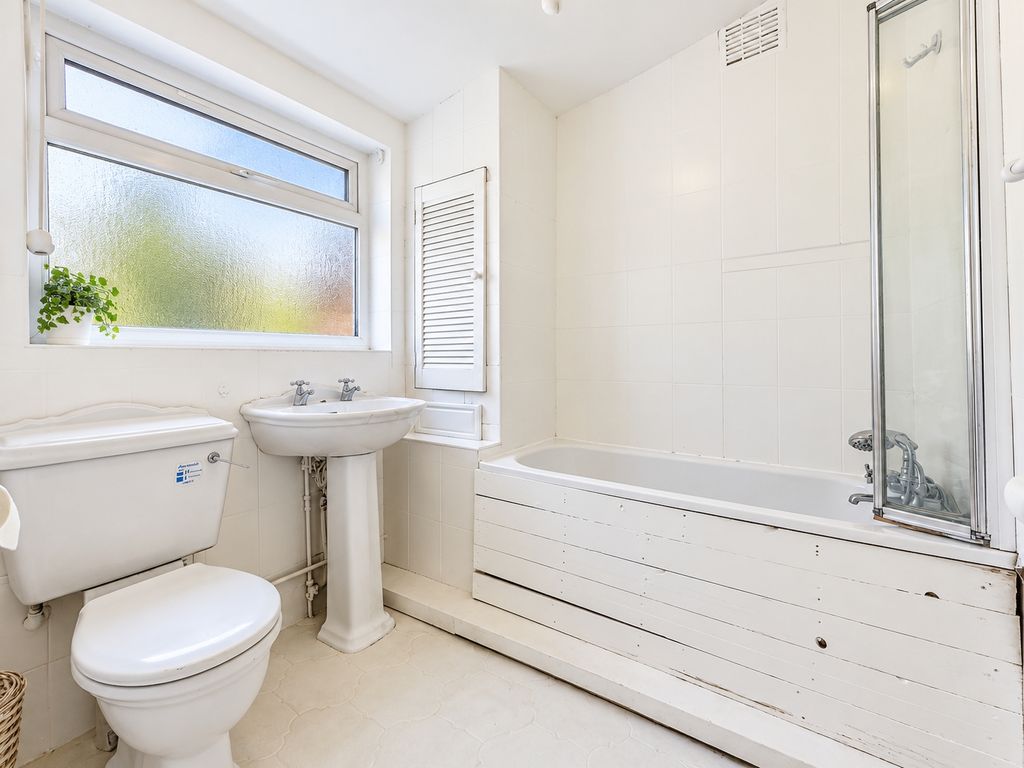 Property photo 3 of 11 Bathroom