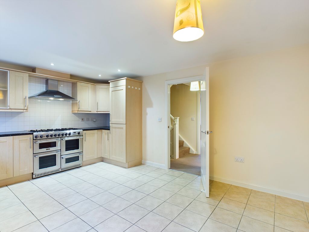 Property photo 3 of 11 Kitchen