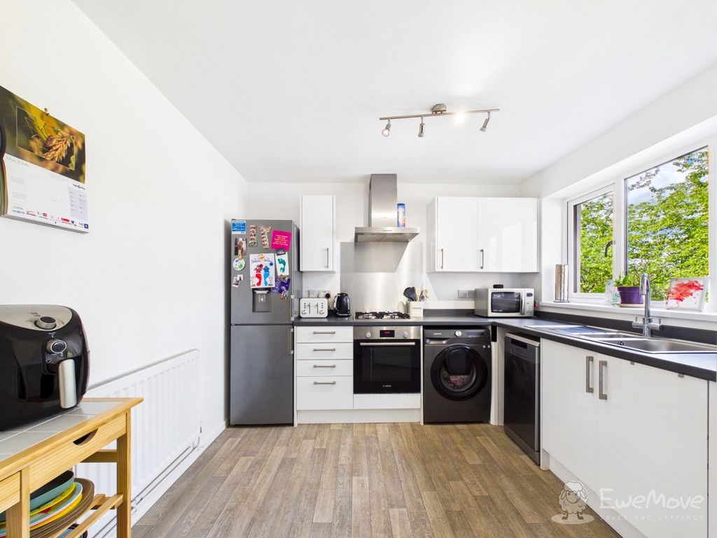 Property photo 3 of 11 Kitchen