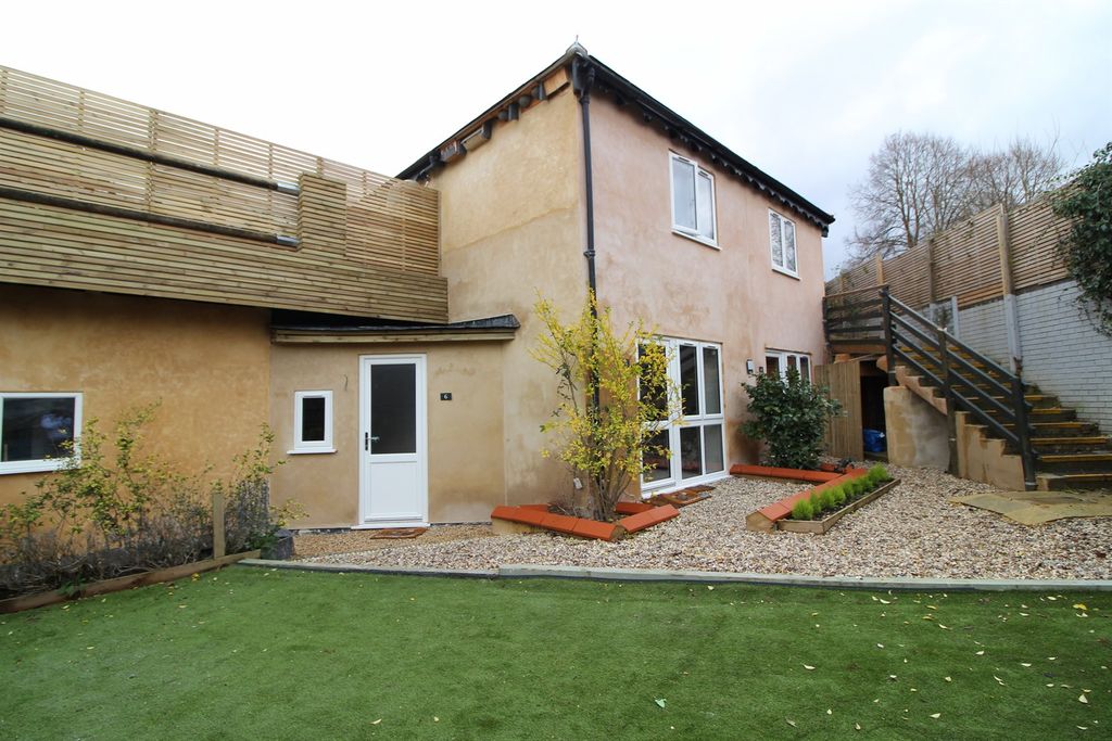 Property photo 1 of 6 Exterior (Main)