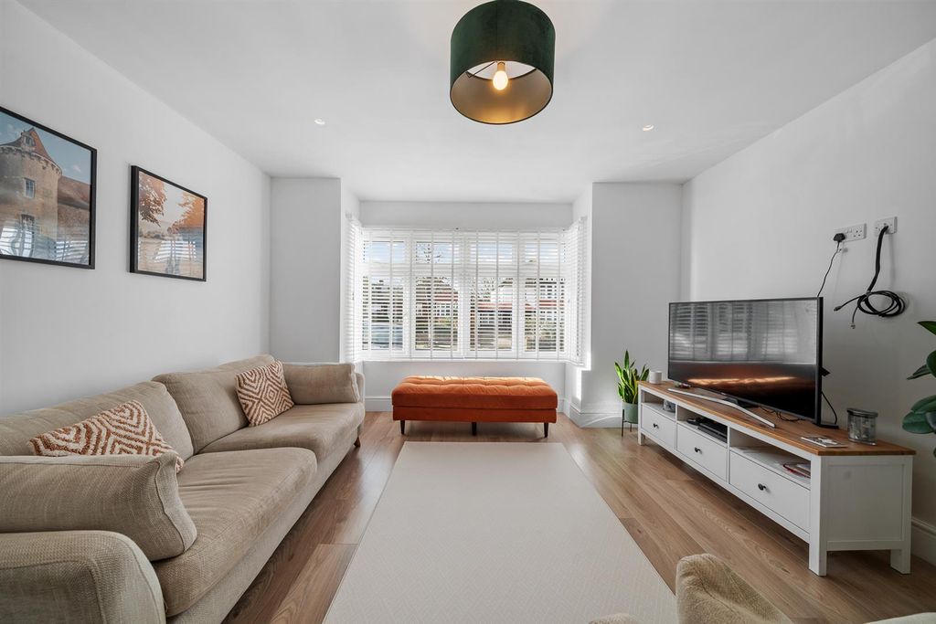 Property photo 2 of 24 Lounge