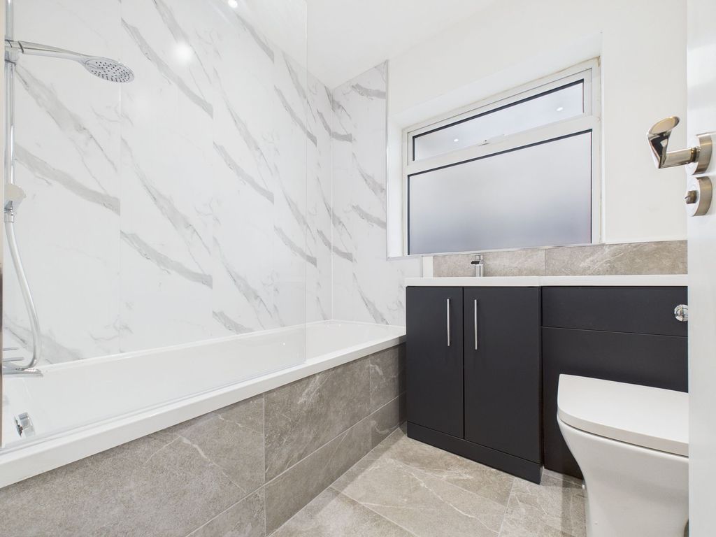 Property photo 3 of 11 Bathroom