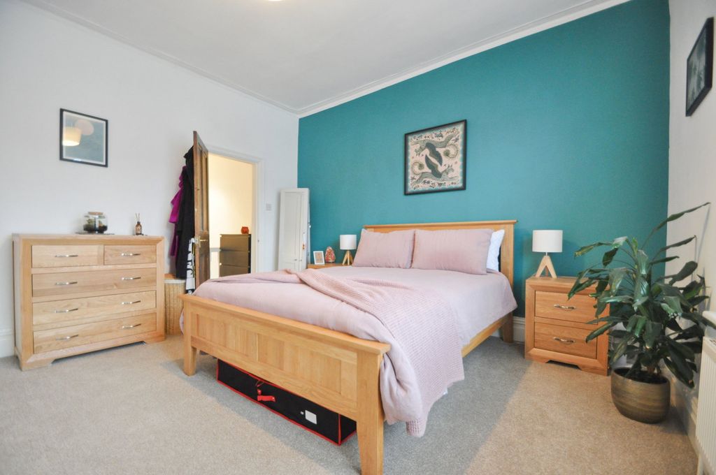 Property photo 3 of 33