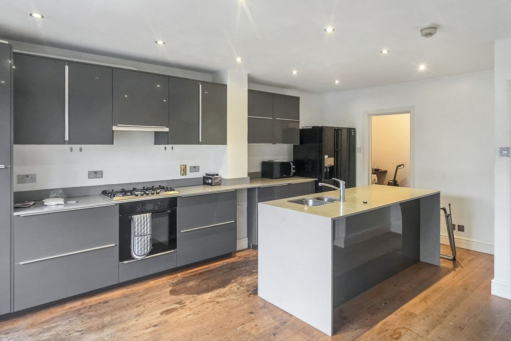 Property photo 3 of 14 136 Darwin Road, Ealing, London, W5 4Bh